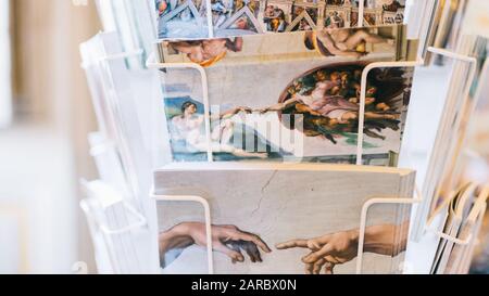 Rome, Italie - 3 janvier 2020: Cartes postales dans un rack dans une boutique de poutres à l'intérieur du Musée du Vatican. Banque D'Images
