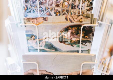 Rome, Italie - 3 janvier 2020: Cartes postales dans un rack dans une boutique de poutres à l'intérieur du Musée du Vatican. Banque D'Images