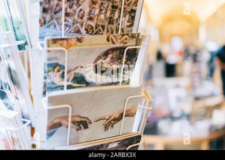 Rome, Italie - 3 janvier 2020: Cartes postales dans un rack dans une boutique de poutres à l'intérieur du Musée du Vatican. Banque D'Images