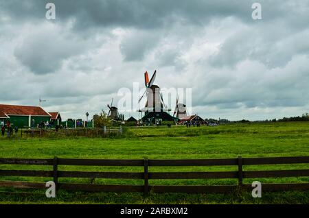 Zaanse Schans, Hollande, Août 2019. Le nord-est d'Amsterdam est une petite communauté située sur le quai de la rivière Zaan. Vue du côté de la fie Banque D'Images