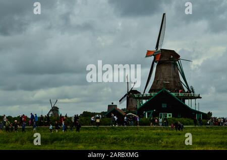 Zaanse Schans, Hollande, Août 2019. Le nord-est d'Amsterdam est une petite communauté située sur le quai de la rivière Zaan. Vue du côté de la fie Banque D'Images