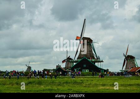 Zaanse Schans, Hollande, Août 2019. Le nord-est d'Amsterdam est une petite communauté située sur le quai de la rivière Zaan. Vue du côté de la fie Banque D'Images