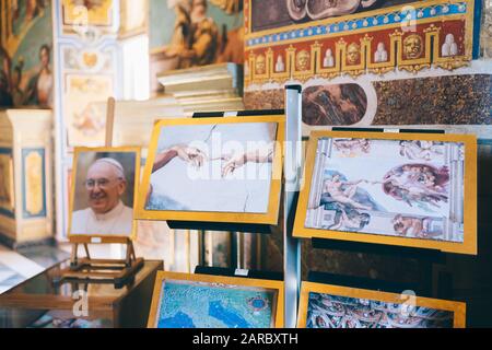 Rome, Italie - 3 janvier 2020 : les souvenirs montrant le Pape François sont vendus dans un magasin du musée du Vatican. Banque D'Images