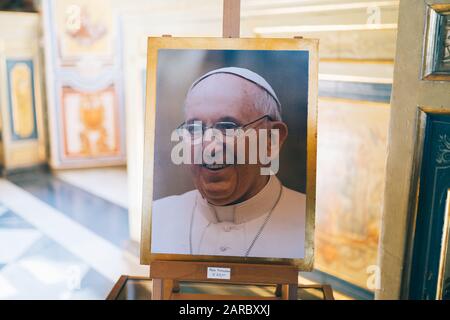 Rome, Italie - 3 janvier 2020 : les souvenirs montrant le Pape François sont vendus dans un magasin du musée du Vatican. Banque D'Images