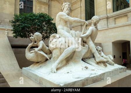 Sculpture en marbre la Seine et la Marne par Nicolas Coustou dans la cour cour de Cour Marly dans l'aile Richelieu du Musée du Louvre (Musée du Louvre) à Paris, en France Banque D'Images