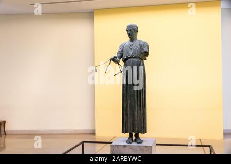 Delphi, Grèce. Le Charioteer de Delphes, une des statues qui survivent de la Grèce antique, au Musée archéologique de Delphes Banque D'Images