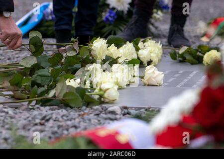 Weimar, Allemagne. 27 janvier 2020. Les fleurs commémorant les victimes du socialisme national sont placées sur la plaque métallique du Mémorial de Buchenwald, au milieu duquel les noms de plus de 50 nations d'où les victimes sont venues sont gravés en ordre alphabétique. Crédit: Michael Reichel/Dpa/Alay Live News Banque D'Images