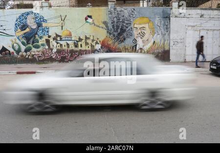 27 janvier 2020, Gaza, La bande de Gaza, Palestine: Peinture murale par des manifestants palestiniens montrant aux États-Unis Donald J. Trump avec empreinte digitale sur son visage dans les rues de Gaza, dans la bande de Gaza, le 27 janvier 2020 à Gaza. - le Premier ministre palestinien Muhammad Shtayyeh a aujourd'hui appelé les puissances internationales à boycotter un plan de paix américain qu'ils considèrent comme partial envers Israël, comme le Premier ministre israélien Benjamin Netanyahu et son rival politique Benny Gantz devraient rencontrer Donald Trump à Washington, Et le président américain espère révéler son long retard Banque D'Images