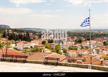 Kalabaka, Grèce. Les roches noires de Meteora et de la ville de Kalabaka comme vu du monastère de Saint-Étienne Banque D'Images