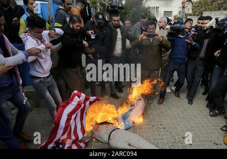 27 janvier 2020, Gaza City, La bande de Gaza, Palestine: Les manifestants palestiniens se préparent à mettre un effigie représentant le président américain Donald Trump en feu lors d'une manifestation contre son plan de paix au Moyen-Orient, le 27 janvier 2020 à Gaza. - le Premier ministre palestinien Mohammed Shtayyeh a appelé aujourd'hui les puissances internationales à boycotter un plan de paix américain qu'ils considèrent comme partial envers Israël comme le Premier ministre israélien Benjamin Netanyahu et son rival politique Benny Gantz se rencontreront Donald Trump à Washington, Le président américain s’attendait à révéler sa proposition de longue date pour Israël-Palisest Banque D'Images