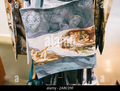 Rome, Italie - 3 janvier 2020 : les souvenirs sont vendus dans une boutique du musée du Vatican. Banque D'Images