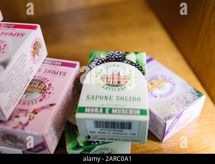 Rome, Italie - 3 janvier 2020 : les souvenirs sont vendus dans une boutique du musée du Vatican. Banque D'Images