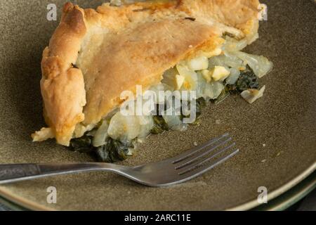 Prêt à manger schiacciata italien avec des légumes et des oignons, des thèmes de boulangerie maison, concept culinaire et alimentaire Banque D'Images