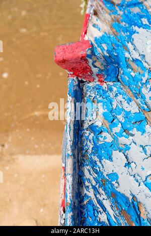 Peinture peeling sur bateau, Alvor, Algarve, Portugal Banque D'Images