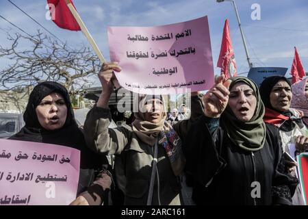 27 janvier 2020, Gaza City, La bande de Gaza, Palestine: Les manifestants palestiniens portent une bannière du Front démocratique de libération de la Palestine de Gaza dénonçant le dernier plan de paix au Moyen-Orient du président américain Donald Trump, le 27 janvier 2020 à Gaza. - le Premier ministre palestinien Mohammed Shtayyeh a appelé aujourd'hui les puissances internationales à boycotter un plan de paix américain qu'ils considèrent comme partial envers Israël comme le Premier ministre israélien Benjamin Netanyahu et son rival politique Benny Gantz se rencontreront Donald Trump à Washington, Avec le président américain, on s'attend à ce qu'il révèle son long Banque D'Images