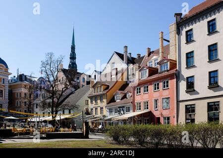 Restaurants et bars en plein air sur une place de la ville à Riga Banque D'Images