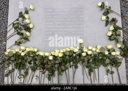 Weimar, Allemagne. 27 janvier 2020. Des fleurs commémorant les victimes du socialisme national sont placées sur la plaque métallique du Mémorial de Buchenwald. Les noms de plus de 50 nations d'où sont venus les victimes sont gravés par ordre alphabétique dans la section du milieu. Crédit: Michael Reichel/Dpa/Alay Live News Banque D'Images