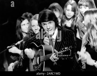 Der belgische Musiker, Liedermacher und Schlagersänger Salvatore Adamo bei einem Auftritt in der Fernsehshow 'Stamarparade' am 12.05.1978. Le musicien, compositeur et chanteur belge Salvatore Adamo chante dans une émission télévisée le 12 mai 1978. Banque D'Images