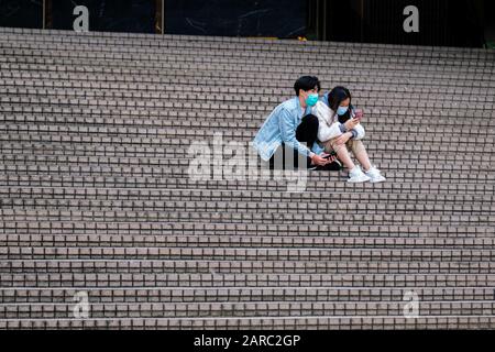 Hong Kong, Chine. 27 janvier 2020. Un jeune couple porte un masque chirurgical à Hong Kong. Hong Kong a détecté jusqu'à présent huit cas de coronavirus. Le nombre de personnes tuées en Chine par le coronavirus est passé à 81, avec près de 3 000 malades confirmés. Selon l'Organisation mondiale de la santé et les autorités nationales, il y a eu au moins 44 cas confirmés en dehors de la Chine. Crédit: Keith Tsuji/Zuma Wire/Alay Live News Banque D'Images