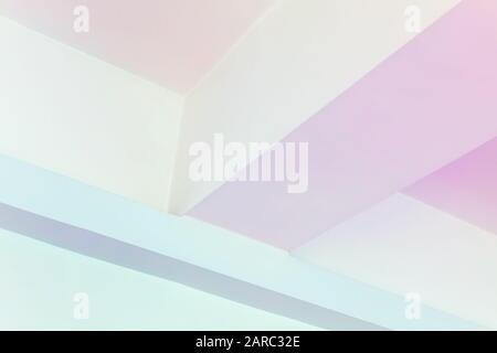 Architecture moderne abstraite, photo d'arrière-plan avec plafond blanc, poutres aux angles et ombres colorées. Fragment intérieur minimal Banque D'Images