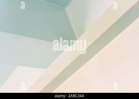 Architecture abstraite, photo d'arrière-plan avec plafond blanc, coins et ombres colorées. Fragment intérieur minimal Banque D'Images