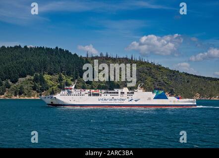 Ferry Interislander, DEV Aratere, vu du ferry MS Kaitaki à Tory Channel, Marlborough Sounds, près de Picton, île du Sud, Nouvelle-Zélande Banque D'Images