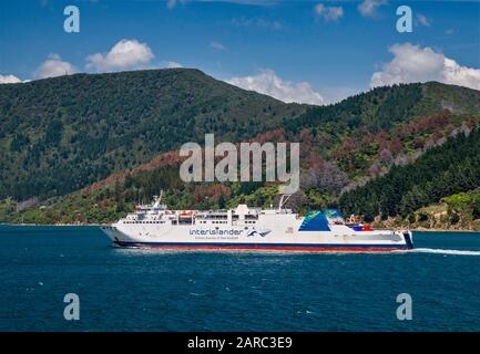 Ferry Interislander, DEV Aratere, vu du ferry MS Kaitaki à Tory Channel, Marlborough Sounds, près de Picton, île du Sud, Nouvelle-Zélande Banque D'Images