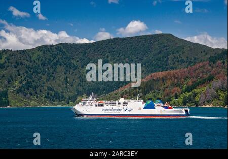 Ferry Interislander, DEV Aratere, vu du ferry MS Kaitaki à Tory Channel, Marlborough Sounds, près de Picton, île du Sud, Nouvelle-Zélande Banque D'Images