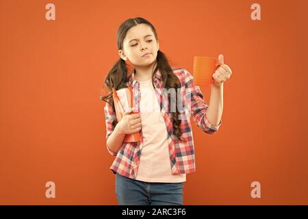 Aime passer du temps à la maison. Cacao chaud et bon livre idéal pour soirée agréable. Lecture bucket list. Dépenser temps agréable avec livre préféré. Fille tenir une tasse de thé et d'adresses. La littérature pour enfants. Banque D'Images