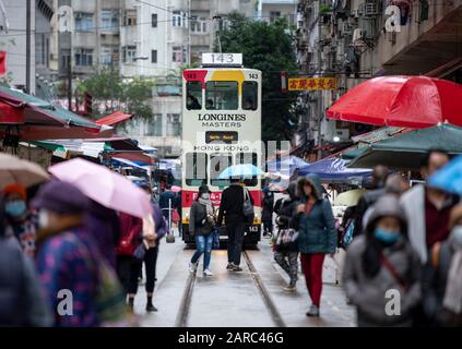 Hong Kong, Chine : 27 Janvier 2020. Un tramway de Hong Kong traverse la foule du marché de la rue Chun Yeung sur la route jusqu'au terminus. Le tram Banque D'Images