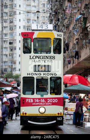 Hong Kong, Chine : 27 Janvier 2020. Un tramway de Hong Kong traverse la foule du marché de la rue Chun Yeung sur la route jusqu'au terminus. Le tram Banque D'Images