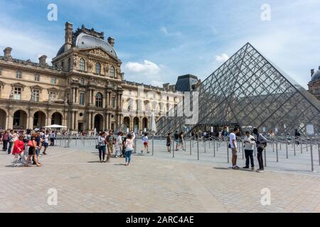 Vue sur le Cour Napoléon (cour) et la Pyramide d'entrée, avec aile Richelieu en arrière-plan, Musée du Louvre (Musée du Louvre), Paris, France Banque D'Images