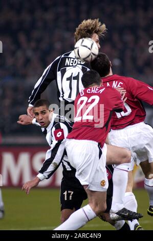 Turin Italie, 12 mars 2003, stade « Delle Alpi », Ligue des Champions de l'UEFA 2002/2003, FC Juventus- FC Manchester United : David Trezeguet et Pavel Nedved en action pendant le match Banque D'Images