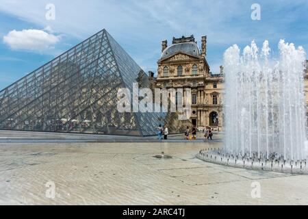 Pyramide d'entrée et fontaine sur le Cour Napoléon (cour) avec aile Richelieu en arrière-plan, Musée du Louvre (Musée du Louvre), Paris, France Banque D'Images