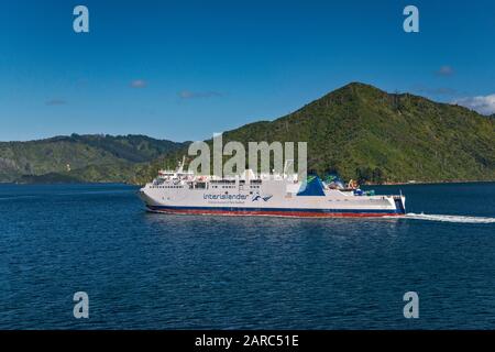 Ferry Interislander DEV Aratere, vu de MS Kaiarahi ferry, Queen Charlotte Sound, Marlborough Sounds, Marlborough Region, South Island, Nouvelle-Zélande Banque D'Images