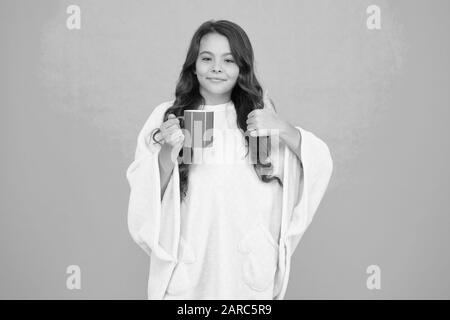 Les boissons à l'heure du coucher. Recette du chocolat chaud. Avantages pour la santé de boire du lait avant le coucher. Petit enfant tenir mug. En pyjama fille boire le thé. Relaxation avant de dormir. Boire du lait juste avant d'aller au lit. Banque D'Images