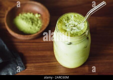 Latte de thé vert Matcha dans un bol en verre avec tube en verre. Concept de saine alimentation propre. Banque D'Images