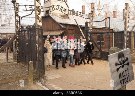 Oswiecim, Pologne. 27 janvier 2020. À l'occasion du 75ème anniversaire de la libération du camp de concentration allemand Auschwitz : plusieurs survivants, invités et visiteurs traversent la porte d'entrée de l'ancien camp de concentration allemand Auschwitz. Crédit: Daniel Schäfer/dpa-Zentralbild/ZB/dpa/Alay Live News Banque D'Images