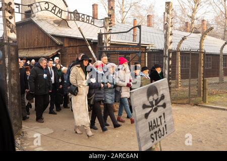 Oswiecim, Pologne. 27 janvier 2020. À l'occasion du 75ème anniversaire de la libération du camp de concentration allemand Auschwitz : plusieurs survivants, invités et visiteurs traversent la porte d'entrée de l'ancien camp de concentration allemand Auschwitz. Crédit: Daniel Schäfer/dpa-Zentralbild/ZB/dpa/Alay Live News Banque D'Images