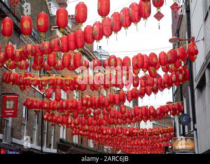 Les lanternes chinoises ornent les rues de China Town, Londres Banque D'Images