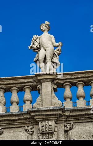 Détail du Palazzo Maffei avec statue de divinité à la Piazza delle Erbe à Vérone, Italie Banque D'Images