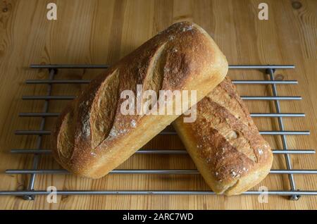 Deux pains faits maison au levain. Banque D'Images