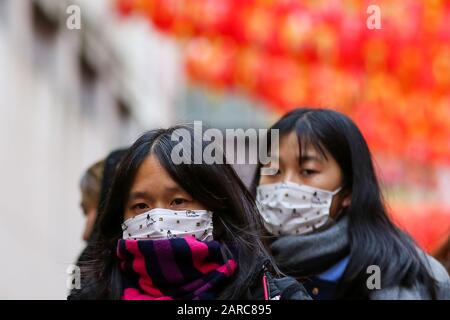 27 janvier 2020, Londres, Royaume-Uni: Les femmes sont perçues dans le centre de Londres portant des masques de protection du visage, comme elles prennent des précautions contre Coronavirus..73 tests pour Coronavirus qui a été mené au Royaume-Uni et tous les résultats sont revenus négatifs. (Image de crédit : © Steve Taylor/SOPA Images via ZUMA Wire) Banque D'Images