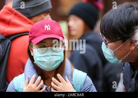 Londres, Royaume-Uni. 27 janvier 2020. Les gens sont vus dans le centre de Londres portant des masques de protection du visage comme ils prennent des précautions contre Coronavirus.73 tests pour Coronavirus qui a été mené au Royaume-Uni et tous les résultats sont revenus négatifs. Crédit: Steve Taylor/Sopa Images/Zuma Wire/Alay Live News Banque D'Images