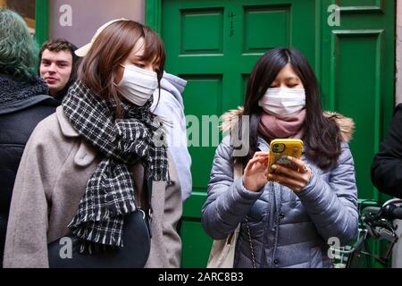 Londres, Royaume-Uni. 27 janvier 2020. Les femmes sont perçues dans le centre de Londres portant des masques de protection du visage car elles prennent des précautions contre le Coronavirus.73 tests pour le Coronavirus qui a été mené au Royaume-Uni et tous les résultats sont revenus négatifs. Crédit: Steve Taylor/Sopa Images/Zuma Wire/Alay Live News Banque D'Images