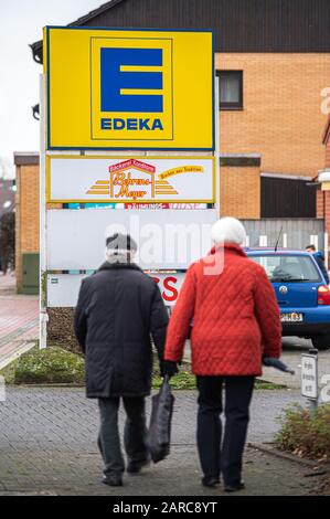 27 janvier 2020, Essen (Oldenburg): Un couple plus âgé peut être vu sous le signe Edeka à côté du parking du marché commercial. Dans le mort, Edeka avait annoncé avec une affiche publicitaire avec le slogan "Essen a gagné un prix: Le plus bas - 100 ans Edeka Minden e.G.". Edeka a eu l'affiche retirée au cours de la journée. Avec sa campagne publicitaire pour des prix bas, la chaîne de détail Edeka avait subi la colère de centaines d'agriculteurs. Selon Edeka, ce n'est qu'un malentendu. Les affiches sont une campagne régionalisée et, dans ce cas, elles font référence à la ville d'Essen (Ol Banque D'Images