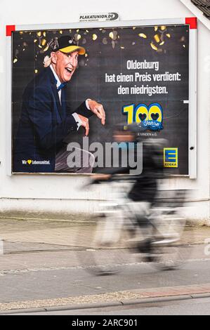 27 janvier 2020, Oldenburg: Vous pouvez voir une affiche publicitaire de la société Edeka sur un mur de maison, sur lequel le comédien Otto Waalkes et le slogan "Oldenburg a gagné un prix: Les plus bas - 100 ans Edeka Minden e.G." peut être vu (tourné avec un temps d'exposition plus long). La publicité correspondante d'Edeka dans la municipalité d'Essen (Oldenburg) a lu 'Essen a remporté un prix: Le plus bas'. Avec sa campagne publicitaire pour des prix bas, la chaîne de détail Edeka avait subi la colère de centaines d'agriculteurs et a déclenché involontairement un débat sur les prix justes des denrées alimentaires. Photo: Mohssen Assanimoghaddam Banque D'Images