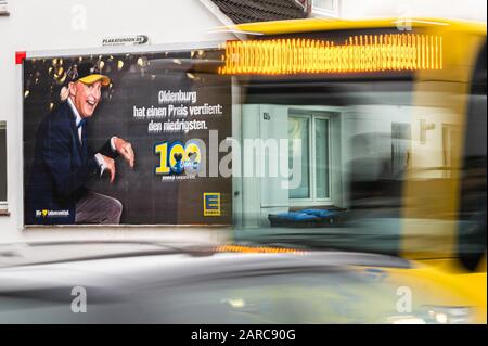 27 janvier 2020, Oldenburg: Vous pouvez voir une affiche publicitaire de la société Edeka sur un mur de maison, sur lequel le comédien Otto Waalkes et le slogan "Oldenburg a gagné un prix: Les plus bas - 100 ans Edeka Minden e.G." peut être vu (tourné avec un temps d'exposition plus long). La publicité correspondante d'Edeka dans la municipalité d'Essen (Oldenburg) a lu 'Essen a remporté un prix: Le plus bas'. Avec sa campagne publicitaire pour des prix bas, la chaîne de détail Edeka avait subi la colère de centaines d'agriculteurs et a déclenché involontairement un débat sur les prix justes des denrées alimentaires. Photo: Mohssen Assanimoghaddam Banque D'Images