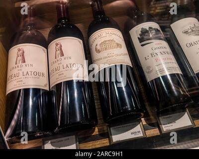 Bordeaux vin de luxe cher et fin dans les magasins de vente vitrine armoire Fortnum & Mason Food Hall Wine Department. Château Latour 2008 Pauillac, Château Margaux 2004,Château l’Evangile Pomerol 2000 dans une armoire à vin en vente. Fortnum & Mason Food Hall Wine Department Piccadilly St. JameN'S, Londres Banque D'Images