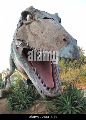 Chaud vertical d'une grande statue de dinosaure avec sa bouche ouvrir Banque D'Images